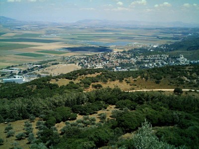 0342_Valley of Jezrell_from Mt Carmel with Mt Gilboa at extreem right (400 x 300)